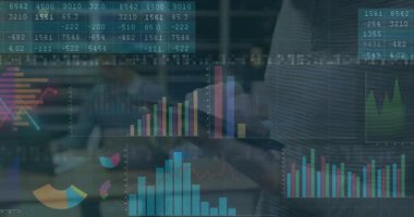 Çalışma alanında tablet tutan kadın, şeffaf finansal bar çizelgeleri, çizgi grafikleri, tablolar gösteriyor. Teknoloji, veri analizi, iş zekası, dijital gösterge paneli, yenilik, şirket, modern tasarım