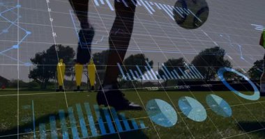 Sporcunun bacağı ve ayağı çimen sahasında futbol antrenmanı yapıyor ve grafikler sergiliyor. Spor, spor, analitik, biyomekanik, açık hava, performans, eğitim