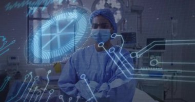 Tıbbi uzman ameliyathanede, ameliyat monitörlerinde holografik verileri gösteriyor. Sağlık, yenilik, teknoloji, araştırma, kesinlik, tanı, klinik