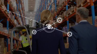 İş kadını ve forklift operatörü lojistik deposunu geziyor, canlı ağ simgeleri sergiliyor. Sanayi, lojistik, tedarik zinciri, dijital, operasyonel, teknoloji, profesyonel