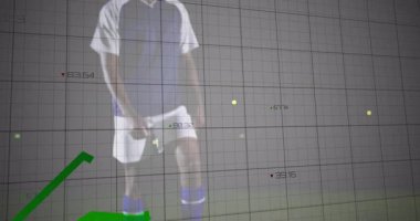 Erkek futbolcu sahada topa vuruyor. İzleme verilerini spor teknolojisi için birleştiriyor. Atletik, teknolojik, dinamik, modern, performans, yenilik, fitness