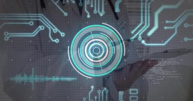Teknoloji şebekesinin arkasında duran kadın doktor, elinde holografik arayüzü gösteren tablet tutuyor. Tıbbi, teknoloji, yenilik, fütürizm, dijital, sağlık, biyoteknoloji