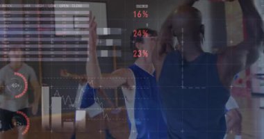 Spor salonunda basketbol oynayan takım, spor analitiğini dünya haritası ve bar çizelgesiyle örtüyor. Atletizm, rekabet, takım çalışması, fitness, spor giyimi, veri görselleştirme, modern