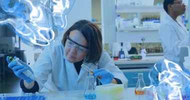 Bilimadamı sarı numuneyi mavi holografik desenli biyo laboratuarındaki petri kabına yerleştiriyor. Araştırma, yenilik, biyoteknoloji, fütüristik, hassasiyet, deney, bilimsel