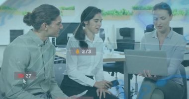 Ofis çalışanları açık planlama ofisindeki sosyal medya verilerini analiz ediyor, canlandırılmış bildirim simgeleri gösteriyor. İşbirliği, takım çalışması, dijital, iletişim, modern, işyeri, teknoloji