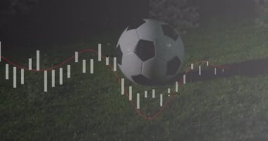 Futbol topu çimlerin üzerinde dinleniyor, saydam çizelgeler yükseliyor ve kırmızı çizgi sahne boyunca ilerliyor. Spor analitiği, veri görselleştirme, dijital teknoloji, gece sahnesi, performans ölçümleri, modern tasarım, atletizm endüstrisi