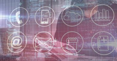 Teknoloji ofisinde el bilgisayarı kullanan bir kadın kod üzerinde telefon sohbet bulutu simgeleri gösteriyor. Teknoloji, yenilik, dijital, iletişim, veri, analitik, modern