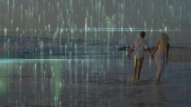 Karanlık kıyı şeridinde çıplak ayakla yürüyen bir çift, teknoloji sahnesinde yüzen yeşil kod akımlarını gösteriyor. Romantik, dinginlik, teknoloji, dijital, gelecekçi, doğa, sükunet