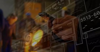 Eller akıllı telefonu tutarken yüzen kod panelleri ve teknoloji merkezindeki sayısal verilerle etkileşime giriyor. Teknolojik, yenilikçi, dijital, geleceksel, arayüz, veri, yüksek teknoloji