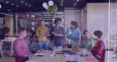 İş adamları açık planlı ofiste beyin fırtınası yapıyor. Çizelgeler yapışkan notların üzerinde yüzüyor. İşbirliği, takım çalışması, yenilik, yaratıcı, modern, çalışma alanı, profesyonel