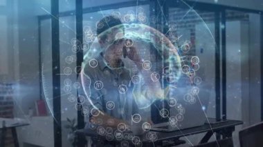 Ofisteki ayarlanabilir masada dizüstü bilgisayar kullanan bir adam holografik teknoloji arayüzü sergiliyor. Teknoloji, yenilik, çalışma alanı, dijital, modern, veri, işbirliği