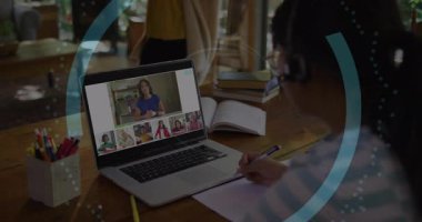 Bulut kilitleme verilerini gösteren, online eğitim veren orta yaşlı bir kadın. Uzaktan öğrenme, dijital eğitim, çevrimiçi sınıf, ev çalışma alanı, teknoloji, çocukluk gelişimi, konsantrasyon