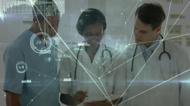 Hemşire ve doktorlar hastane koridorunda dikilip hasta verilerini tabletle dijital çizelgelerle paylaşıyorlar. Tıbbi, sağlık, profesyonel, teknoloji, işbirliği, modern, klinik