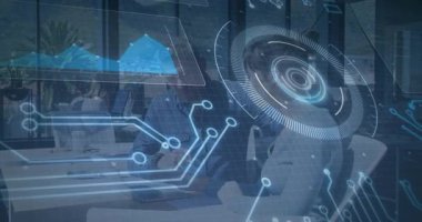 Teknoloji ofisinde yazı yazan ve yaslanan iki meslektaşım holografik şema ve devre HUD projeksiyonları yapıyor. İşbirliği, yenilik, teknoloji, çalışma alanı, modern, profesyonel, dijital