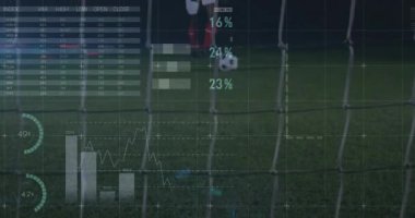 Erkek sporcu çimen sahasında gol vuruşuna hazırlanıyor ve spor analitik veri örtülerini gösteriyor. Spor, teknoloji, analiz, performans, bölge, dijital, rekabet