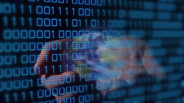 Karanlık dijital ağa karşı elinde tuttuğun ödeme kartı parlak mavi ikili haneli rakamları gösteriyor. Teknoloji, siber güvenlik, fintech, dijital, yenilik, veri, finans