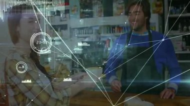 Elinde kahve fincanı tutan bir kadın, tezgahın arkasında elinde teknoloji ağıyla duran bir barista. Cafe, misafirperverlik, modern, sanatsal, profesyonel, sıcak, davetkar