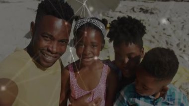 Aile, Sunny Beach 'te selfie çekiyor, akıllı telefon ikonları ve teknik çizelgeler sergiliyor. Aile, portre, samimi, yaşam tarzı, açık hava, hareketli, gündelik