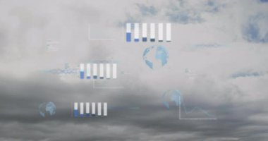 Bulutlu gökyüzünde yüzen veri görselleştirmeleri, çizelgeler, çizgi grafikleri, dünya simgeleri, kodlar. Soyut, teknoloji, dijital, veri, analitik, fütüristik, yenilik