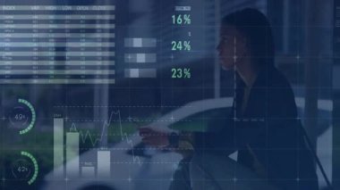 Profesyonel iş adamı akıllı telefon tutuyor, dünya haritasını inceliyor, veri panelindeki pasta ve bar çizelgelerini inceliyor. Teknoloji, analitik, finans, şirket, veri görselleştirme, yenilik, modern