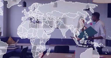 Kadın ve erkek meslektaşlar akıllı telefon ve dizüstü bilgisayarla haritaları inceliyor. İşbirliği, takım çalışması, profesyonel, dijital, modern, yenilik, iletişim