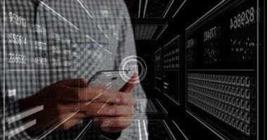 Teknoloji atölyesinde akıllı telefon tutan bir adam, holografik veri arayüzü panelleri etrafta yüzüyor. Fütürist, teknoloji, analitik, etkileşimli, veri görselleştirme, dijital, modern