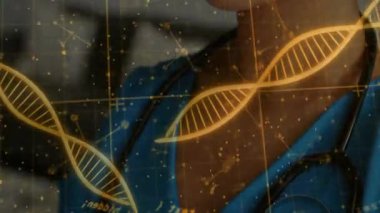 Kadın biyoteknoloji laboratuvarında genetik verileri inceliyor, altın DNA sarmalını ve moleküler grafikleri örtüyor. Teknoloji, yenilik, fütüristik, biyoteknoloji, sağlık, bilimsel, dijital