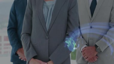 İşletme uzmanları ofiste baş parmak işareti veriyorlar, dönen neon mavisi ışıklı takım çalışması. Şirket, takım çalışması, modern, yenilikçi, başarı, işbirliği, motivasyon