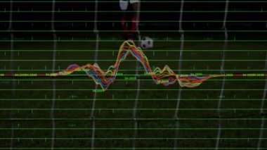 Erkek futbolcu kalenin arkasında topu kontrol ediyor, spor teknolojisi analizlerinin üst üste bindiğini gösteriyor. Sporcu, performans, dijital, biyomekanik, hareket, spor, fitness