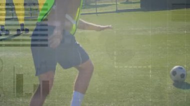 Neon yeşil önlük giyen erkek sporcu çimlerin üzerinde duruyor, spor analitiği için çizelgeler sergiliyor. Sporcu, spor, spor, açık hava, modern, dinamik, sağlık