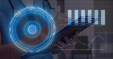 Klinikteki tıbbi uzman tableti dairesel HUD, bar çizelgesi ve çizgi grafiğiyle ölçümleri gösteriyor. Sağlık, teknoloji, yenilik, veri görselleştirme, dijital sağlık, profesyonellik, fütüristik