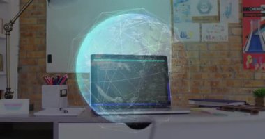 Klavyenin üzerinde saydam dijital küre yansıtan dizüstü bilgisayar, kalemlerin ve defterlerin üzerinde parlayan lamba. Teknoloji, çalışma alanı, yaratıcılık, yenilik, tasarım, eğitim, modern