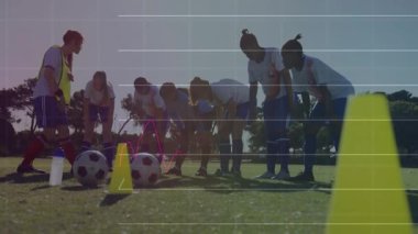 Futbol oyuncuları sahada antrenman yapıyor, zayıf çizgili spor analitik çizelgeleri sergiliyorlar. Atletizm, takım çalışması, fitness, performans, spor giyimi, koçluk, açık hava
