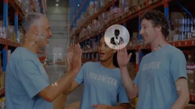 Gönüllü ekip, yardım deposunda beşlik çakıyor. Kutu çizelgeleriyle yüzen HUD 'ları gösteriyor. İşbirliği, takım çalışması, insani yardım, dijital arayüz, lojistik, topluluk, organizasyon