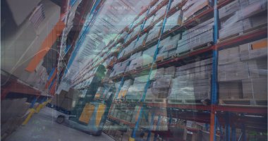 Depo işçisi, depolama rafları arasında palet kriko kullanıyor, veri örtüsü var, kopyalama alanı var. Sanayi, lojistik, ulaşım, inşaat, verimlilik, organizasyon, teknoloji