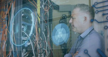 Beyaz adamın sunucuları kontrol ettiği veri işleme resmi. bilgisayarlar, ağ, veri işleme, iletişim ve teknoloji konsepti dijital olarak oluşturulmuş görüntü.