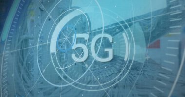 Ağ kabloları ve ekipman raflarıyla veri merkezinde dijital 5G atımları gösteriliyor. Teknolojik, geleceksel, veri, altyapı, bağlantı, endüstriyel, güvenli