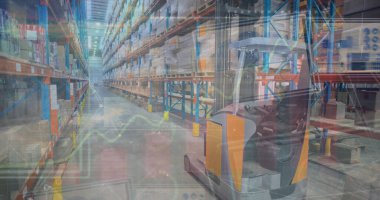 Elektrikli palet krikosu, metal raf rafları ve paketlenmiş paletlerle depo koridorunda aylak aylak dolaşıyor. Sanayi, lojistik, depolama, organizasyon, otomasyon, verimlilik, altyapı