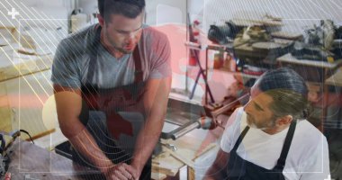 Danışman ve çırak atölyedeki atölye tezgahında matkap ve talaşlarla alıştırma yapıyorlar. Sanatçılar, marangozluk, ahşap işçiliği, çıraklık, atölye, marangozluk, işçilik,