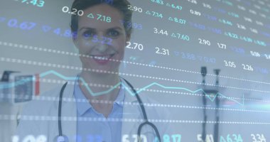 Hastanede çalışan bir doktorun finansal veri işleme görüntüsü. Sağlık ve tıbbi teknoloji kavramı.