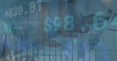 Ofiste çalışan çeşitli iş adamlarının orta kesimindeki finansal veri ve grafiklerin resmi. İş, finans ve ekonomi kavramı dijital olarak oluşturulmuş imaj.