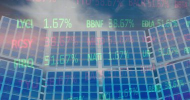 Güneş panelleri ve mavi gökyüzü üzerinde işlenen borsa finansal verilerinin görüntüsü. Küresel teknoloji, finans ve dijital arayüz kavramı dijital olarak oluşturuldu.