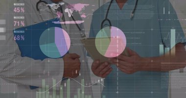 Klinik koridorunda tablet ve pano kullanan iki doktorun veri görüntülerini inceliyorum. Tıbbi, analitik, dijital, sağlık, işbirliği, profesyonel, teknoloji