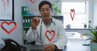 Konuşan Çinli doktor elinde kalem tutuyor ve tıp odasında steteskop takıyor, akıllı telefon ve bitkilerle. Sağlık, danışmanlık, profesyonel, tıbbi, hijyen, tanı, sağlık