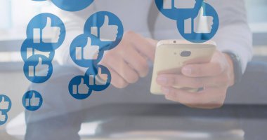 Kafkasyalı iş adamının akıllı telefon kullanarak yaptığı sosyal medya tepkilerinin görüntüsü. Sosyal medya, iletişim ve teknoloji konsepti dijital olarak oluşturuldu.
