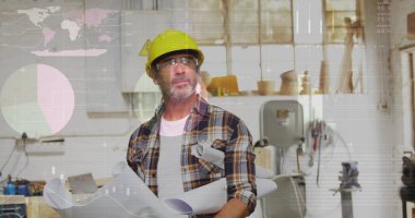 Atölyenin planlarını elinde tutan mühendis, sarı miğfer, güvenlik gözlükleri, fotokopi alanı. İnşaat, endüstri, mühendislik, çalışma alanı, işçilik, teknik, planlar