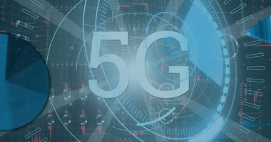 Karanlık teknolojili gösterge panelinin üzerinde dairesel radar halkaları ile büyük 5G tipografisi gösteriliyor. Teknoloji, bağlantı, yenilik, dijital, fütürizm, veri, ağ