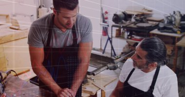 Marangozluk atölyesinde çalışan beyaz adamların mali grafikleri. Marangozluk, el işleri ve dijital olarak üretilen küçük işletme konsepti.