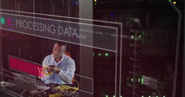 Sunucu odasında dizüstü bilgisayarla çalışan Afro-Amerikan üzerinde veri işleme görüntüsü. ağ, programlama, bilgisayarlar ve teknoloji konsepti dijital olarak oluşturuldu.