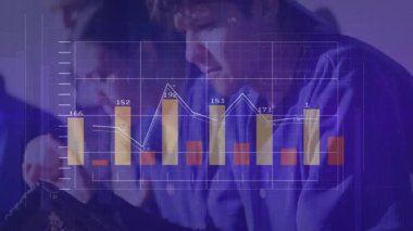 Laboratuvar teknisyenleri laboratuarda sağlık araştırmalarını izliyorlar, bar çizelgesi ve çizelgesi gösteriyorlar. Bilim insanları, veri analizi, bilimsel araştırma, görselleştirme, yenilik, takım çalışması, fütüristik